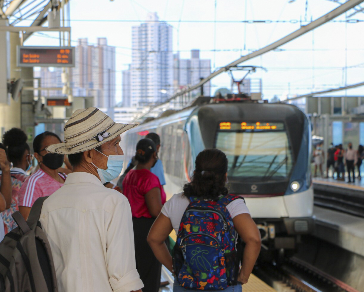 usuario-con-sombrero-tipico-estacion-SM-L1 foto metro de panama