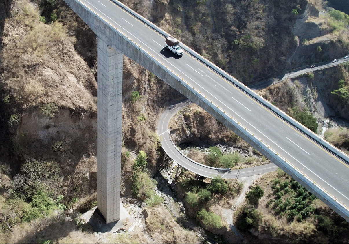 Bajo el puente El Beltrán de la autopista, se puede apreciar el  trazado de la carretera federal libre, con curvas cerradas de hasta 180º. Foto: Ineco 