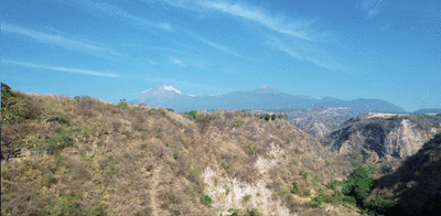 Puente de El Platanar 1, de 145,6 m de altura y 305 m de longitud, a vista de dron, con los volcanes Nevado y de Colima al fondo. Fotos: Ineco 