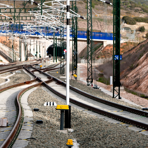 The School of Industrial Engineering of the Polytechnic University of Madrid, Ineco, Adif, Adif AV, AESF, CEDEX and Metro de Madrid have launched the first edition of their own diploma course specialising in railway control, command and signalling.