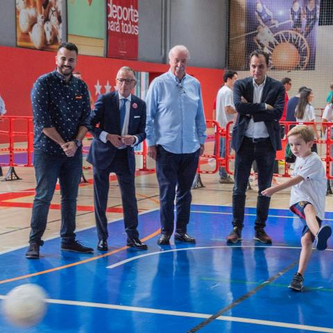 La lucha contra la leucemia infantil ha unido este jueves a Vicente del Bosque y a la ingeniería y consultoría del Ministerio de Transportes, Movilidad y Agenda Urbana, Ineco, en una iniciativa solidaria y deportiva. 