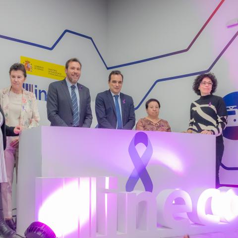 Óscar Puente and the president of the public engineering Transports company , Sergio Vázquez Torrón, have signed this programme together with the beneficiary associations: Asociación MUM - Mujeres Unidas contra el Maltrato, Fundación Mujeres, Asociación Eslabón and Asociación Victoria