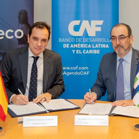 Sergio Vázquez, presidente de Ineco, y Sergio Díaz-Granados, el presidente ejecutivo de CAF, firmaron este acuerdo. 