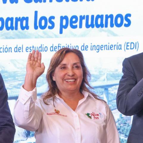 The President, together with the Peruvian President, Dina Boluarte and Alexis Catalino Carranza, executive director of Provias Nacional