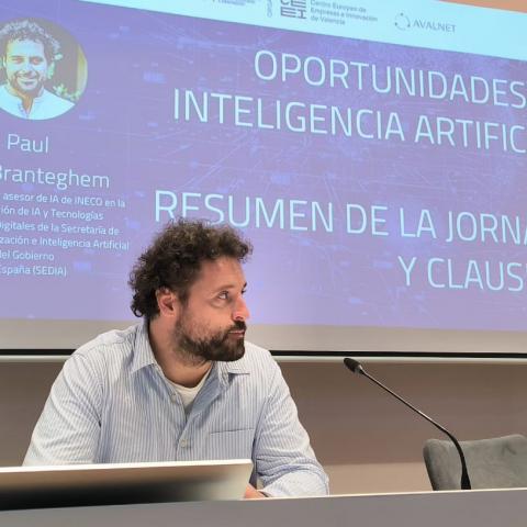 Paul Van Branteghem ha sido el encargado de cerrar la jornada, realizando un resumen y aportando una perspectiva única sobre cómo la IA puede impulsar la innovación y el crecimiento empresarial.