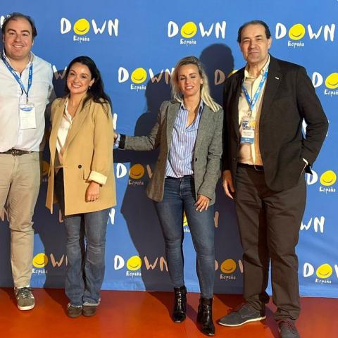 Nerea Salinero and María Briones, together with the directors of Down España.