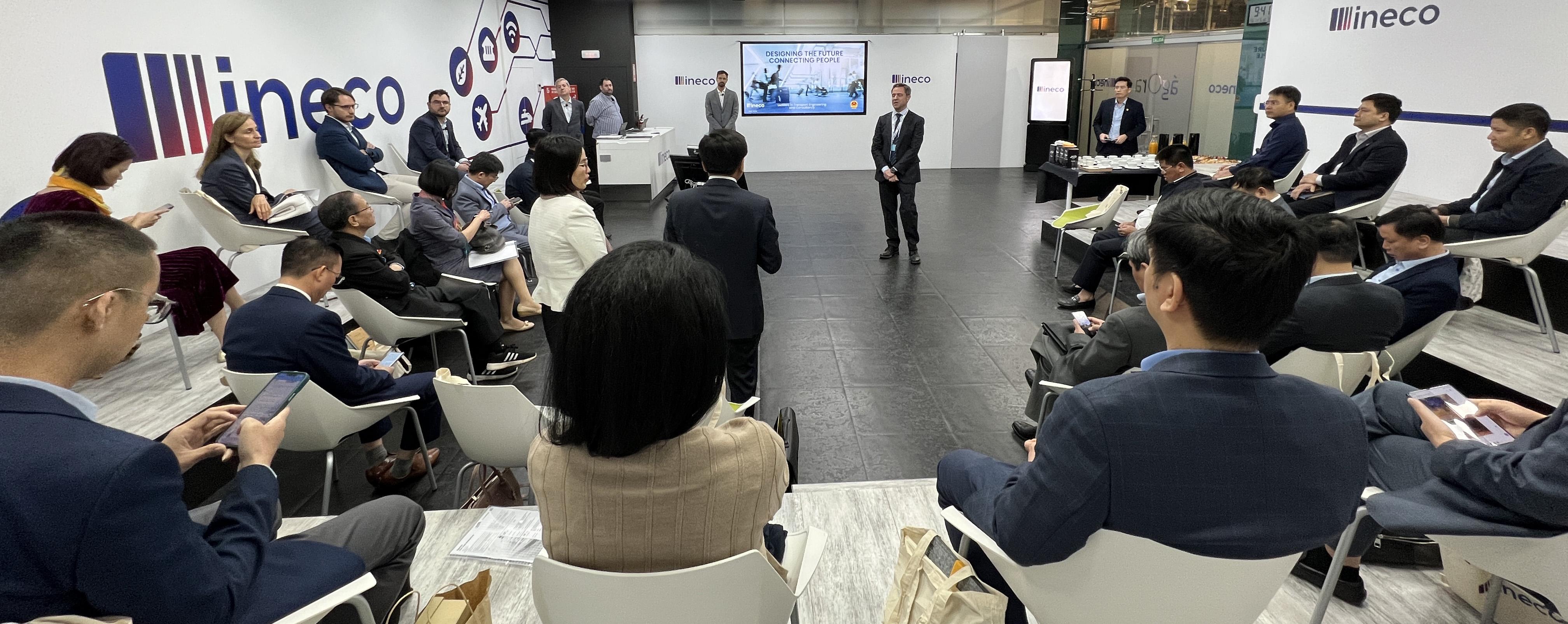 Accompanied by Ineco's Commercial Director, Víctor Bustos, the delegation was able to learn more about Ineco's role in the development of the high-speed rail network