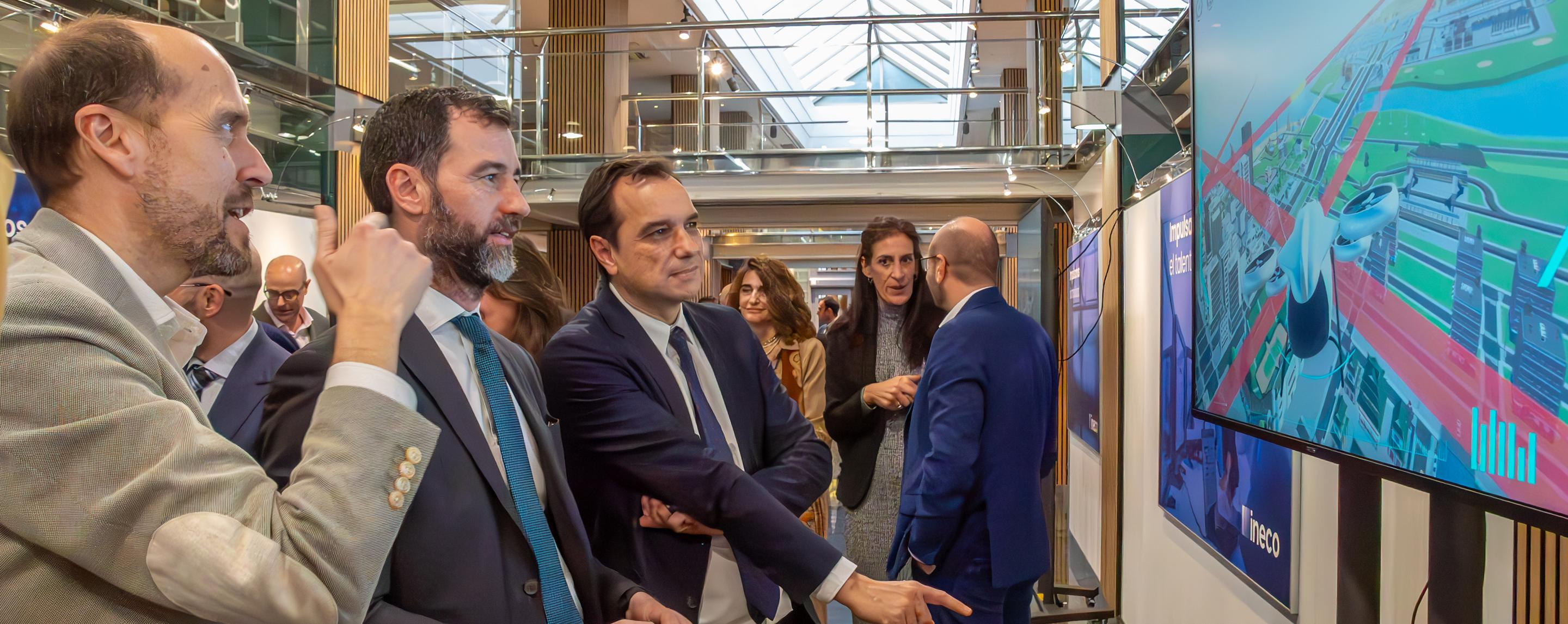 El presidente de Ineco, Sergio Vázquez Torrón, junto a Benito Núñez, secretario general del Transporte Aéreo y Marítimo, y a Víctor Gordo, experto en Sistemas CNS - ATM.