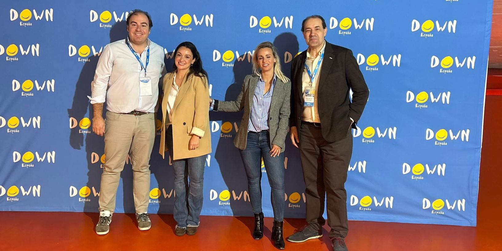 Nerea Salinero and María Briones, together with the directors of Down España.