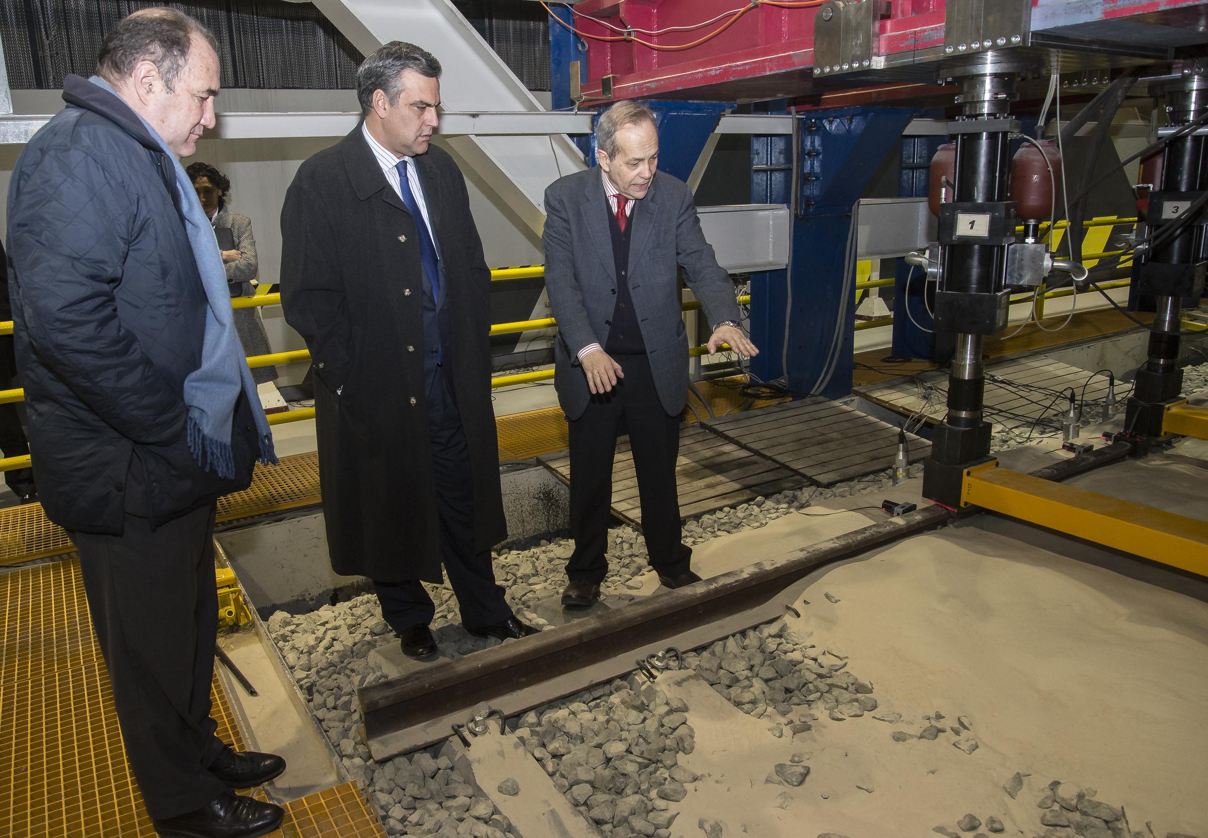 El presidente de Ineco supervisa los ensayos en el laboratorio del CEDEX